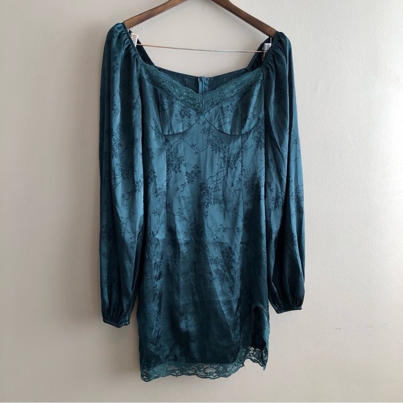 SHEIN Dresses & Skirts - Shein Floral Lace Silky Vintage Long Sleeve Fitted Mini Dress Green